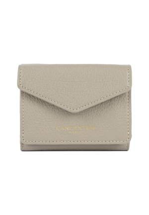 Petit portefeuille en cuir beige avec fermeture à rabat et logo doré "Lancaster Paris" visible au centre avant.
