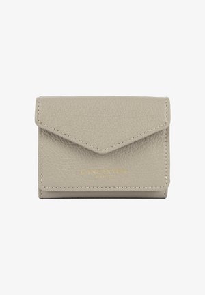 Petit portefeuille en cuir beige avec fermeture à rabat et logo doré "Lancaster Paris" visible au centre avant.