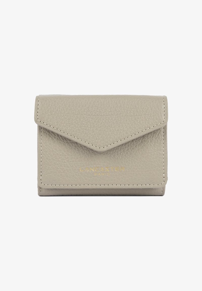 Petit portefeuille en cuir beige avec fermeture à rabat et logo doré "Lancaster Paris" visible au centre avant.