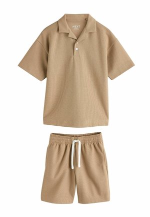 Next REGULAR FIT - SHORT SLEEVE TEXTURED POLO SHIRT AND SHORTS SET . - Shorts - tan brown