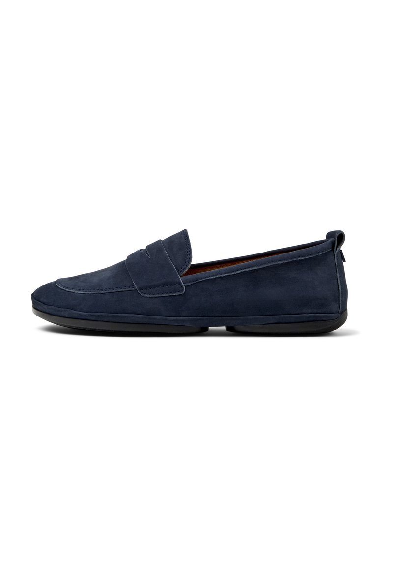 Mocasines de ante azul marino con un diseño elegante, que presentan una costura y una suela de goma delgada para mayor flexibilidad y comodidad.