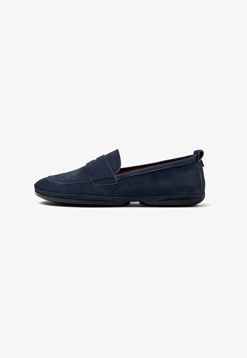 Mocasines de ante azul marino con un diseño elegante, que presentan una costura y una suela de goma delgada para mayor flexibilidad y comodidad.