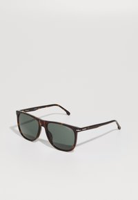Ochelari de soare din material tartan, cu rame pătrate, lentile verde închis, accente metalice pe brațe și un finisaj neted, lucios.