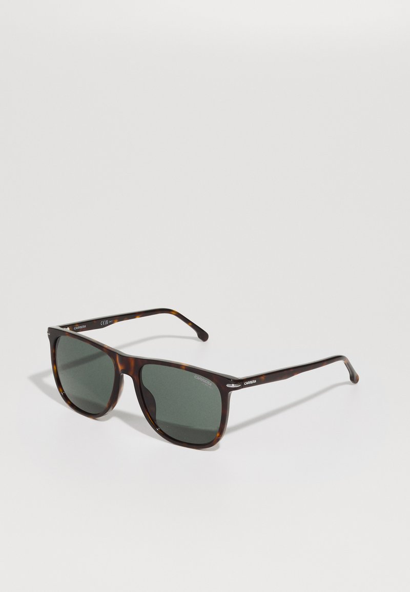 Ochelari de soare din material tartan, cu rame pătrate, lentile verde închis, accente metalice pe brațe și un finisaj neted, lucios.