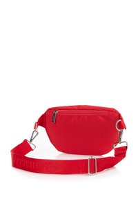 Marsupio in tessuto rosso con una texture liscia, dotato di una tasca con zip frontale, tracolla regolabile e gancio in metallo. Nome del marchio impresso.