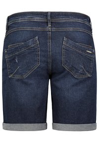 Donkere denim shorts met een opgerolde zoom, met twee achterzakken en contrasterende stiksels voor extra detail. De stof heeft een subtiele textuur.