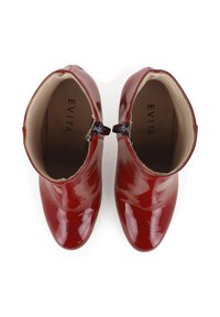Rote Lackleder-Stiefeletten mit glatter Oberfläche, spitzer Zehenform und seitlichem Reißverschluss, mit beigem Innenfutter und schwarzen Akzenten.