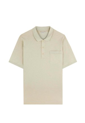 Polo de manga corta en verde pálido, hecho de una tela suave. Cuenta con un cuello con solapa, tres botones y un único bolsillo en el pecho.