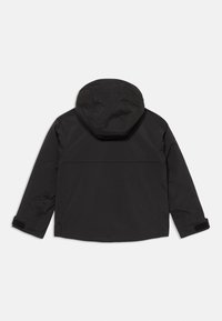 Schwarze Kapuzenjacke mit langen Ärmeln, verstellbaren Klettverschlussmanschetten und Nahtdetails über den oberen Rücken, flach ausgelegt und rückwärts auf weißem Hintergrund.
