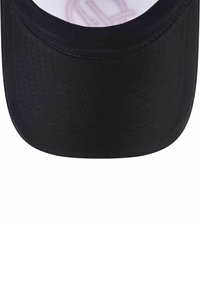 Schwarze Baseballmütze mit einem strukturierten, gebogenen Schirm und texturiertem Stoff. Das Innenfutter hat ein dezentes Muster in hellen Farben.