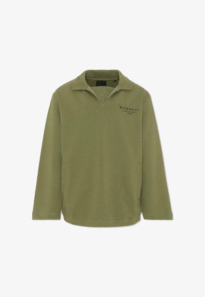 Oliwkowy długi sweter z kołnierzem, przednimi kieszeniami i logo "Givenchy" z adresem w Paryżu na lewej piersi.