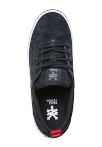 Fekete velúr sneaker fekete fűzőkkel és gumitalppal. Jellemzője a fehér középtalp, a piros saroktab, valamint a feliratozott logó a nyelvén és a talpbetétjén.