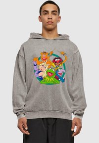 Szürke kapucnis pulóver, élénk karikatúra grafik�ával öt színes karakterről, köztük Kermit, Miss Piggy és Animal, laza szabással és húzózsinóros kapucnival.