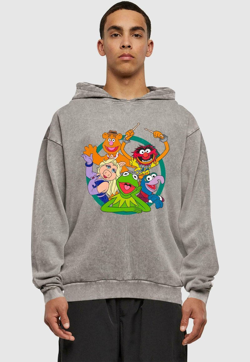 Šedá mikina s kapucňou a živou karikatúrou piatich farebných postáv, vrátane Kermita, Miss Piggy a Animala, s voľným strihom a šnúrkami na kapucni.