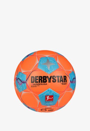 Pallone da calcio arancione con pannelli esagonali blu, con i loghi "DERBYSTAR," "BUNDESLIGA" e "SELECT." Superficie testurizzata per una buona presa.