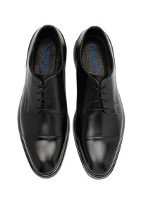 Pantofi de dress din piele neagră cu o textură netedă, design cu șireturi și vârf rotund. Acestia au un capac pentru degete cusut și o branț căptușit.