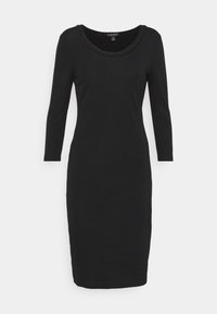 Svart långärmad klänning i ett mjukt tyg. Har en rundad halsringning med flätade detaljer. Åtsittande silhuett, knälång.