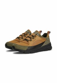 Zapatillas deportivas en tonos marrones y verdes con paneles de malla, suelas negras gruesas y acentos contrastantes. Cintas y lengüetas en el talón para un ajuste seguro.