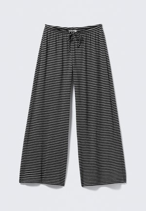 Μαύρο και γκρι παντελόνι φαρδύ με οριζόντιες ρίγες, ελαστική μέση και κορδόνι μπροστά, τοποθετημένο επίπεδα σε ανοιχτό φόντο.