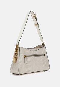 Borsa a tracolla beige con texture, dalla forma strutturata, con bordi neri, hardware dorato e una tasca frontale con zip. Tracolla bianca regolabile.