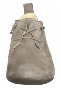 Taupe suède instap schoen met elastische veters die aan de voorkant kruisen en een trekband bij de hak voor gemakkelijk aan- en uittrekken.