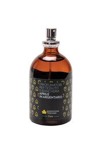 Flacone spray in vetro marrone con beccuccio argentato. Presenta un'etichetta nera decorata con motivi floreali gialli e testo che dettaglia il nome del prodotto.