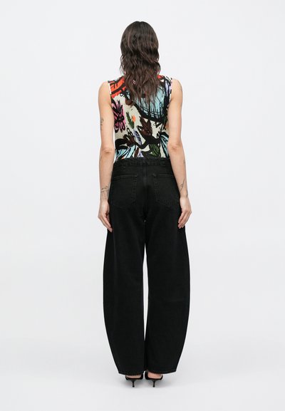 Jeans negri cu picioare largi și talie înaltă, cu o cusătură spate și două buzunare la spate. Modelul poartă un top fără mâneci, multicolor.