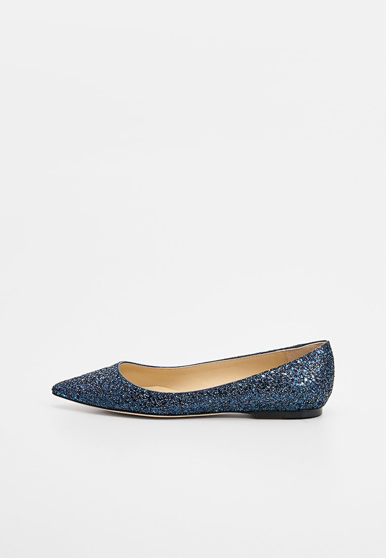 Blauwe glitterballetschoen met een spitse neus, een gladde voering en een lage hak. De bovenkant heeft een textuur met een sprankelende afwerking.