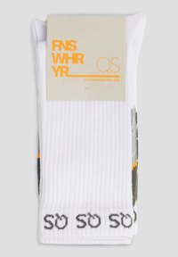 Weiße Socken mit gerippter Textur, die bunte Grafiken und das Wort "SO" entlang des Bündchens aufweisen. Einschließlich eines Kartonanhängers mit Branding.