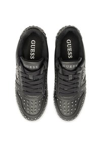 Sneaker neri con accenti di borchie, materiale in pelle sintetica, punta rotonda, suola piatta bianca e logo del marchio in evidenza sulla linguetta.