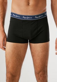 Schwarze, kurze Boxer-Boxershorts mit einem marineblauen Bündchen, das mit weißem "Pepe Jeans"-Text versehen ist. Glatte Stoffqualität mit passgenauer Passform.