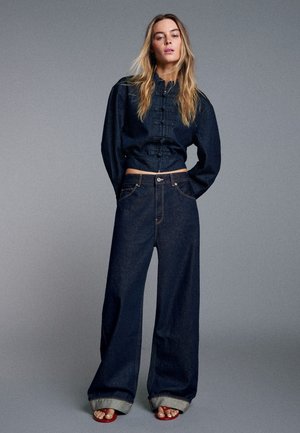 Bershka, BALLOON JEANS WITH BACK BUCKLE 02057054 - Jean boyfriend - royal blue