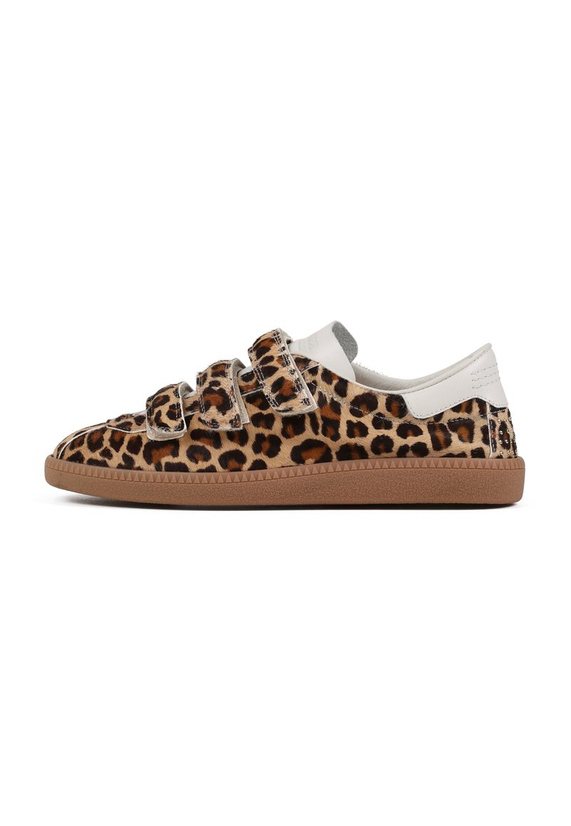 Leopardmønstrede sneakers med to justerbare velcroremme, hvide accenter, tekstureret stofoverdel og en kontrasterende brun gummisål.