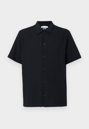 Zwart shirt met korte mouwen, voorzien van een geribbelde textuur, knoopsluiting aan de voorkant en een klassiek kraagontwerp. Geen zichtbare patronen of accenten.