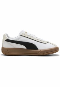 Baskets blanches en cuir avec des accents en daim noir et une semelle en caoutchouc gomme. Présente un design à lacets plats et un logo sur la languette.
