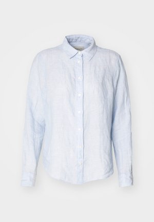 Světle modrá lněná košile s dlouhými rukávy, límečkem a uvolněným střihem. Má jemnou texturu a standardní zapínání na knoflíky vzadu.