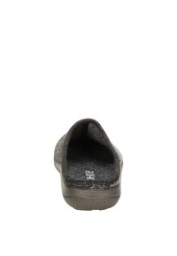 Pantofole grigie in feltro con apertura sul retro, cima testurizzata e suola in gomma solida. L'interno presenta una soffice fodera. Design semplice, senza hardware visibile.