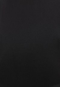 Textura pevné černé tkaniny s jemným vzorem tkaní, rovnoměrně osvětlená a bez vrásek.