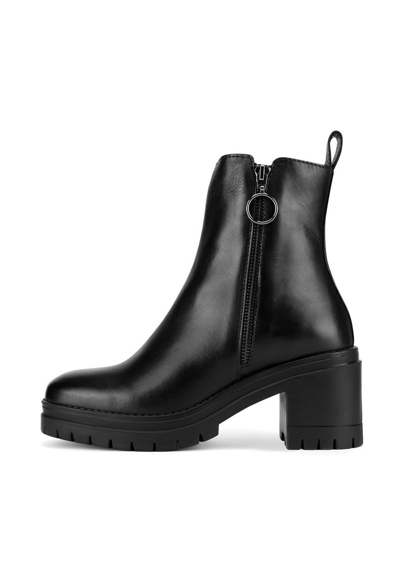 Čierne kožené členkové čižmy s okrúhlou špičkou, postranným zipsom, hrubým opätkom a štruktúrovanou gumovou podrážkou. Hladký povrch s minimálnymi akcentmi.