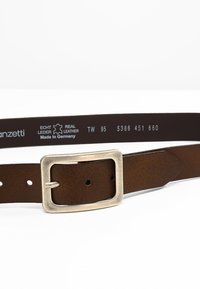 Ceinture en cuir marron avec une finition texturée, dotée d'une boucle en métal argenté et de plusieurs trous d'ajustement. L'inscription au dos indique "Echt Leder."