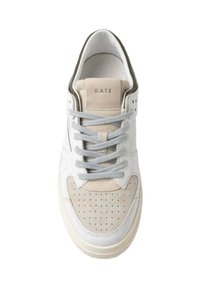 Sneaker bianco in pelle con dettagli in suede grigio, punta perforata, lacci grigio chiaro e suola in gomma texturizzata. Marchio sulla linguetta.