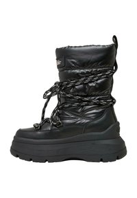 Bota aislante negra con una parte superior acolchada, que presenta cordones gruesos y una suela maciza para estabilidad. Materiales texturizados crean contraste.
