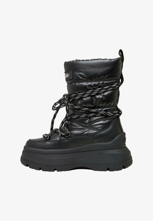 Bota aislante negra con una parte superior acolchada, que presenta cordones gruesos y una suela maciza para estabilidad. Materiales texturizados crean contraste.