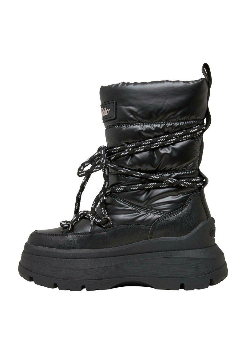 Bota aislante negra con una parte superior acolchada, que presenta cordones gruesos y una suela maciza para estabilidad. Materiales texturizados crean contraste.