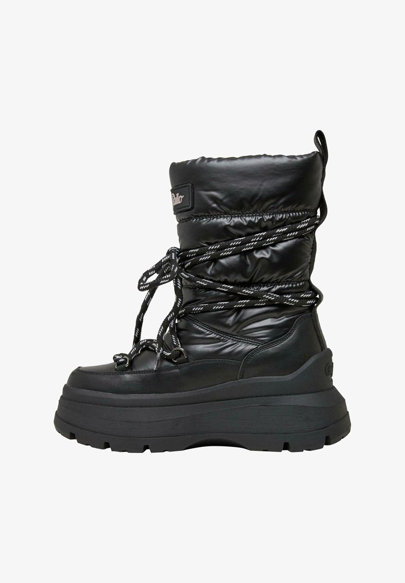 Bota aislante negra con una parte superior acolchada, que presenta cordones gruesos y una suela maciza para estabilidad. Materiales texturizados crean contraste.