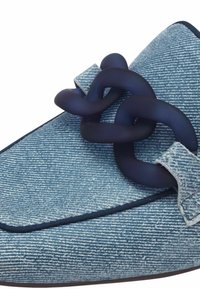 Scarpa slip-on in denim blu con tessuto testurizzato, accenti contrastanti in navy e un grande dettaglio a catena in gomma sul davanti.