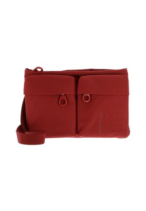 Rote Stofftasche mit verstellbarem Riemen, zwei Fronttaschen und Reißverschluss. Strukturierte Oberfläche mit kleinen Mustern und langlebigem Design.