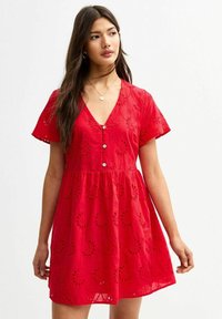 Rotes Baumwollkleid mit kurzenÄrmeln, V-Ausschnitt, Knopfleiste und durchgehend besticktem Blumenmuster. Leicht ausgestellt Rock.