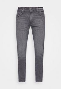 Šedé džíny z denimu v úzkém střihu, které mají pět kapes, zip a kovové zapínání na knoflík. Hladká textura s jemnými detaily blednutí.