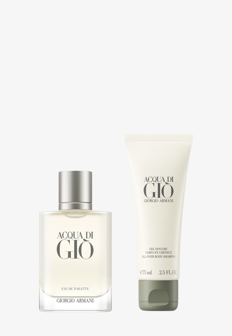 Acqua di Gio eau de toilette présente un flacon en verre transparent avec un bouchon argenté. Comprend un tube blanc de shampooing corporel intégral.